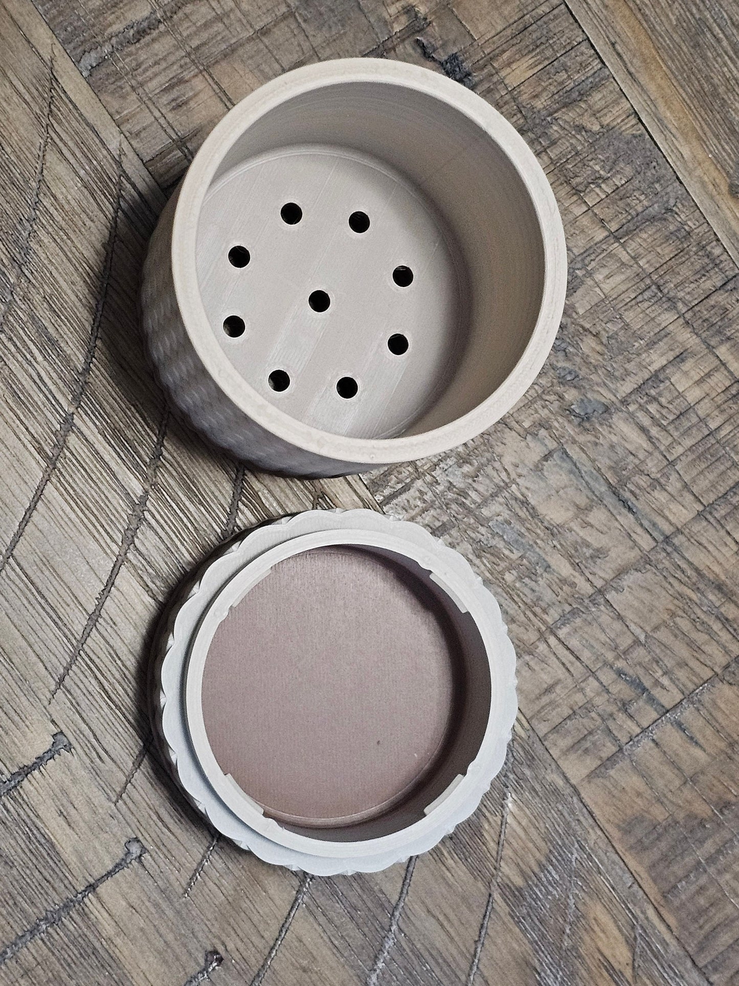 Quilted pot with twist of water tray 4.5", 2.75"